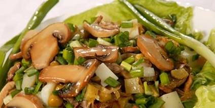 постный салат из картофеля грибов и горошка